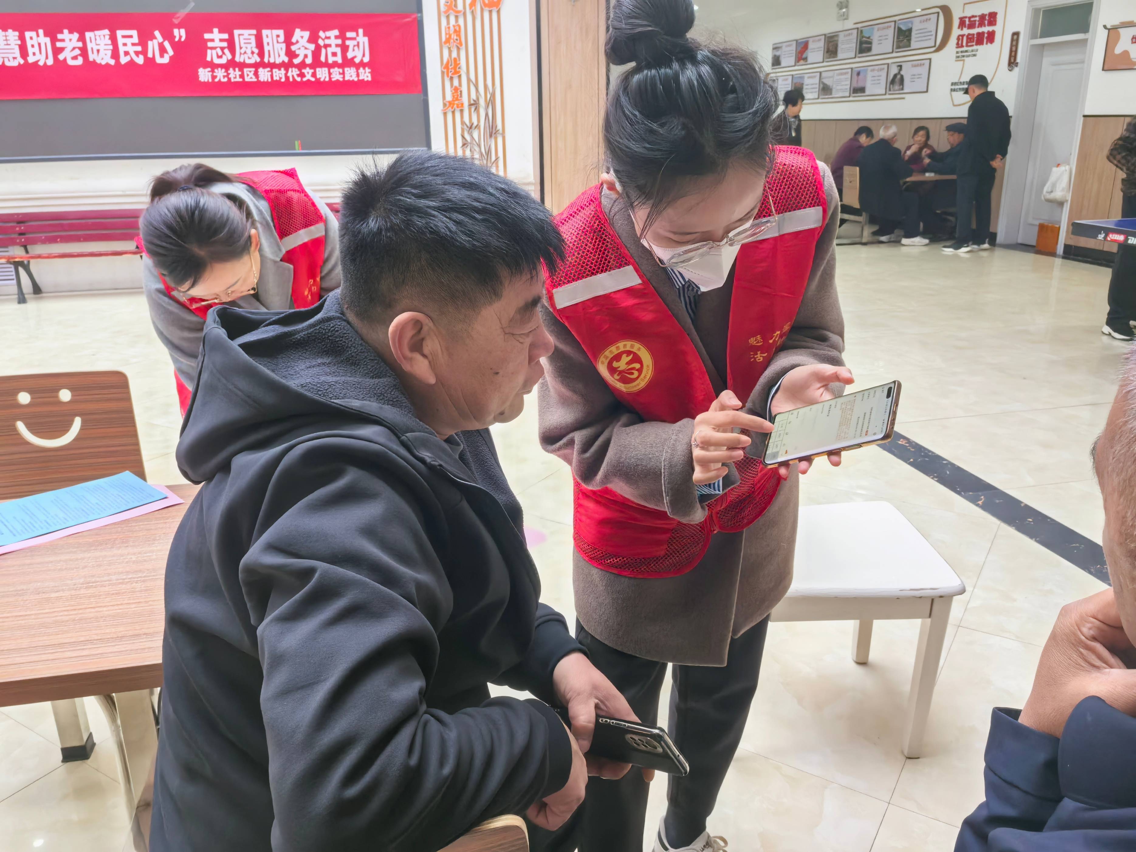 里昂队员在社区义务活动，用爱心换温暖
