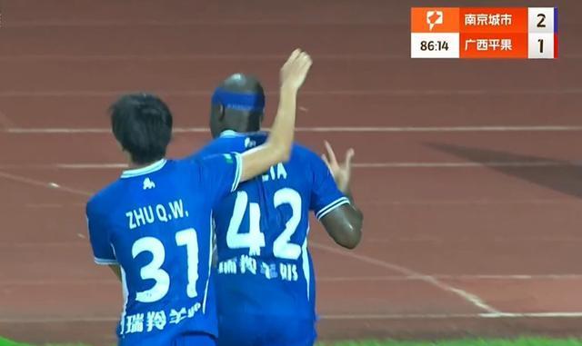 足球场上激战连连，观众热情高涨的简单介绍