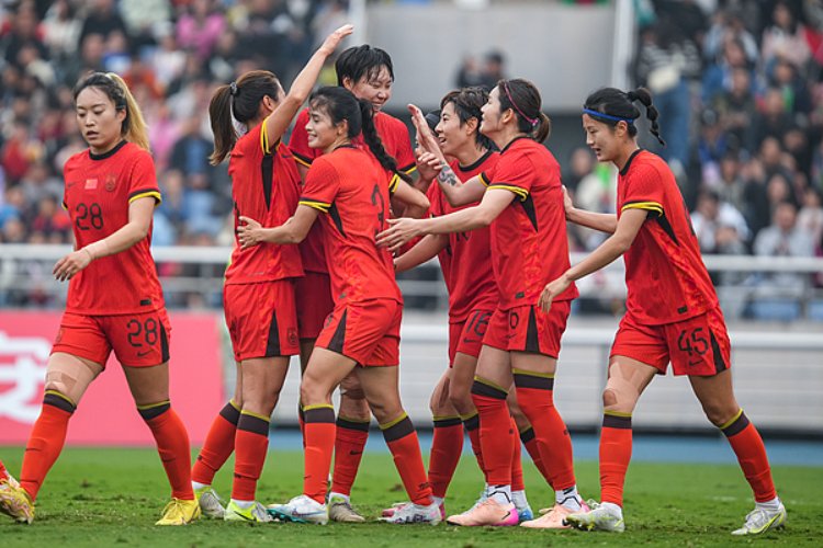 华体会电竞-鼓舞士气：女足队员团结一心力争上游的简单介绍