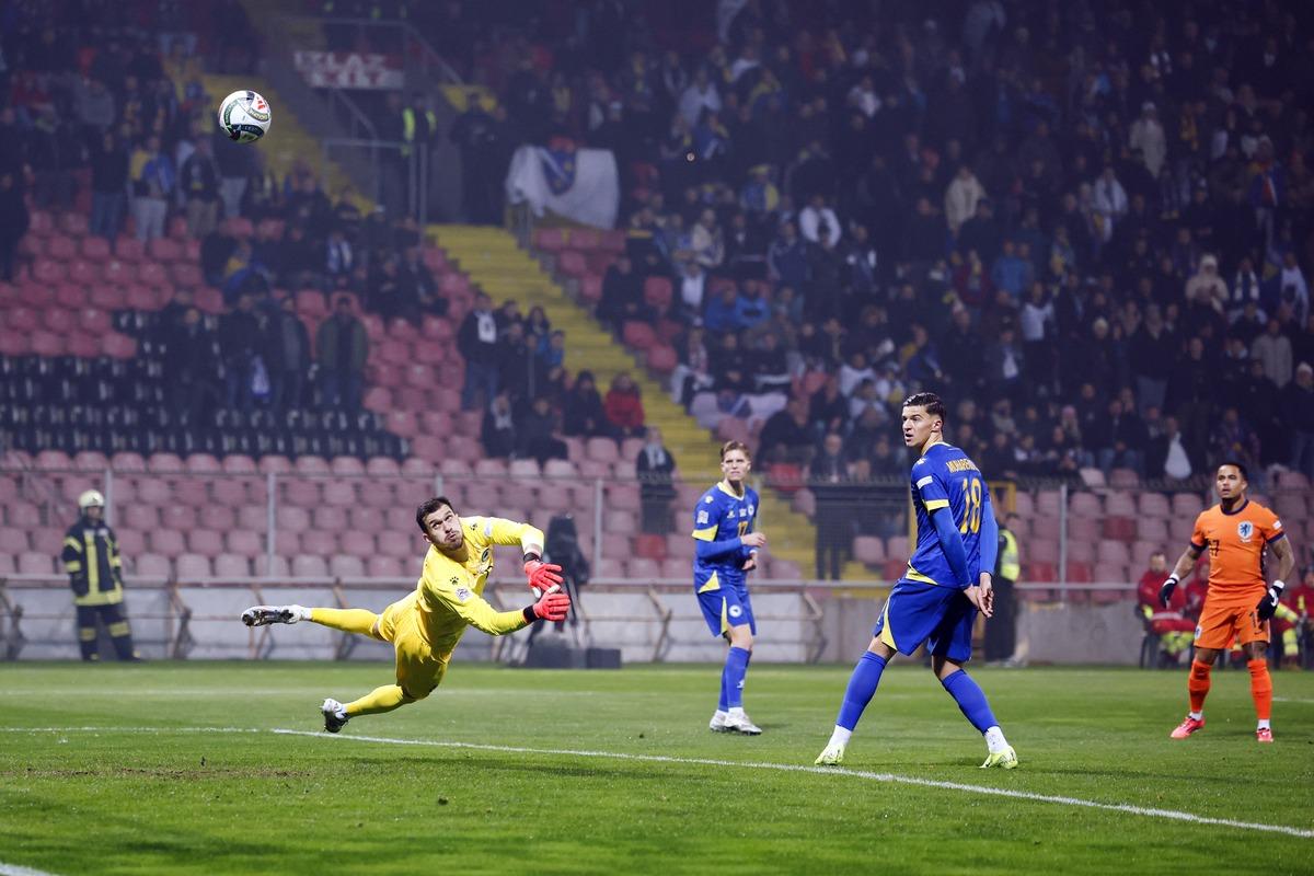 亚洲足球赛场上的一场激烈角逐 亚洲足球赛场上的一场激烈角逐