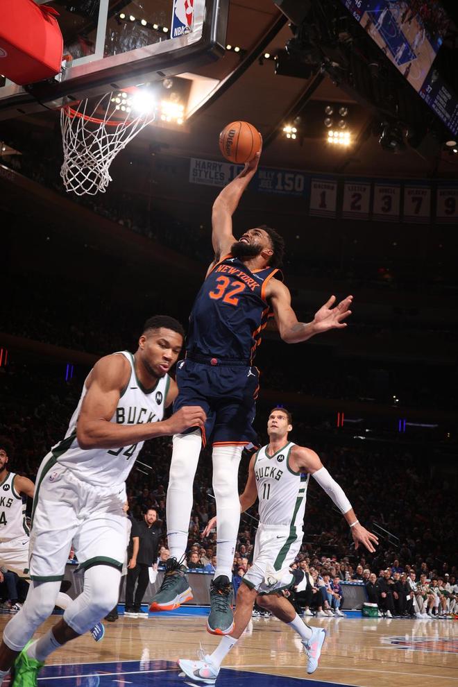 雄鹿队主场大胜，打破对手无败纪录