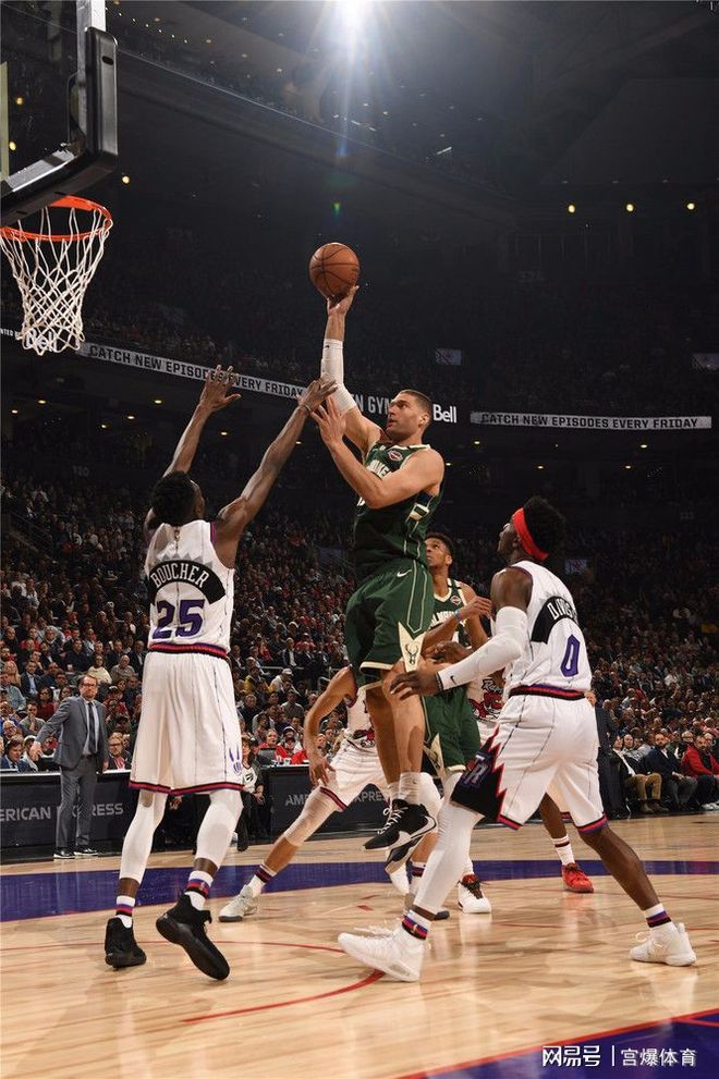 关于雄鹿客场发威，力克对手轻松取胜的信息