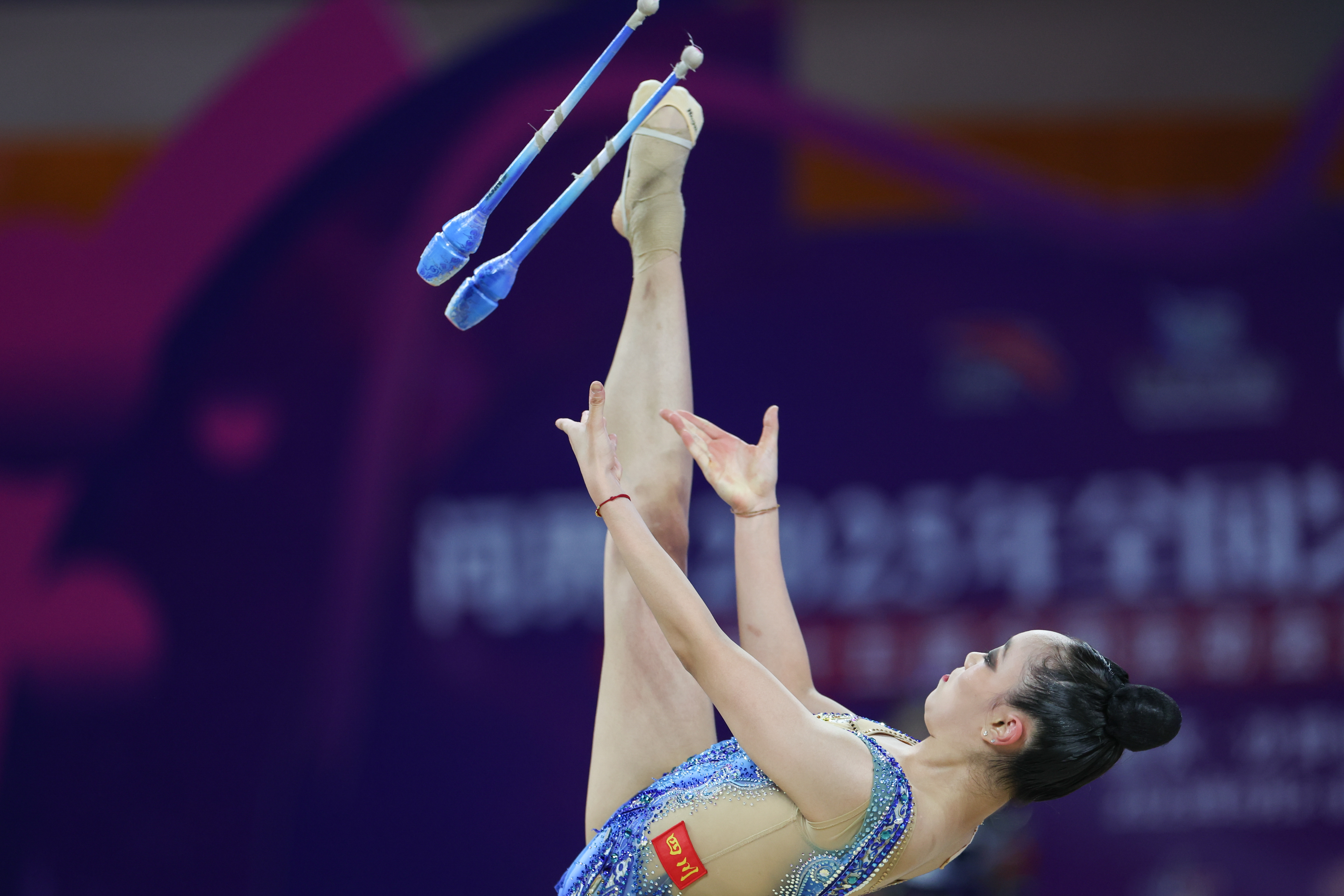 体操冠军精湛表现,完美演绎技艺之美 体操冠军精湛表现,完美演绎技艺之美