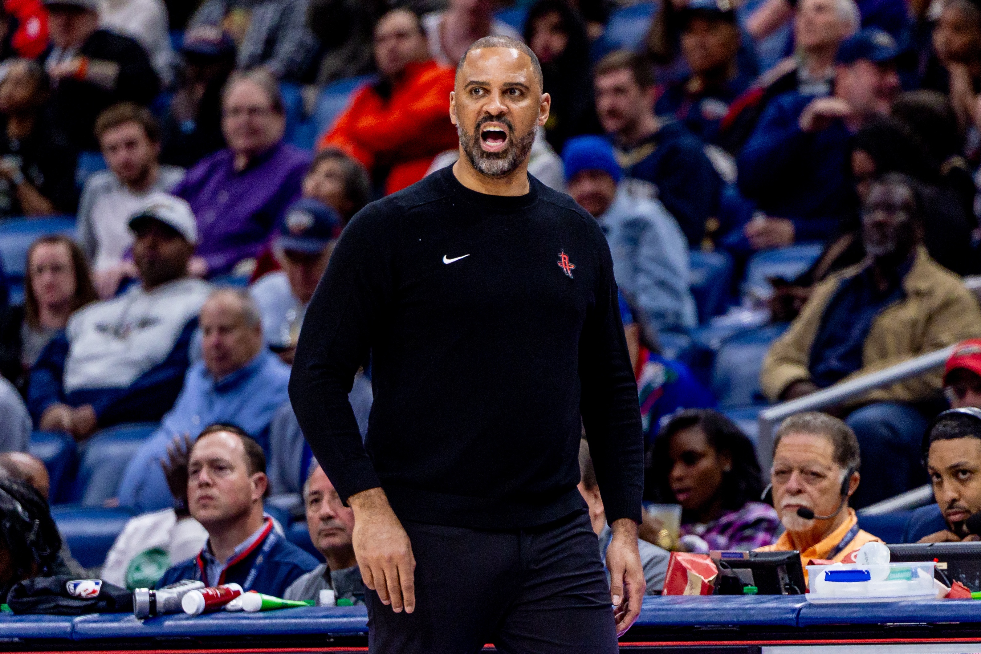 火箭大胜骑士,困境依然难脱 火箭大胜骑士,困境依然难脱