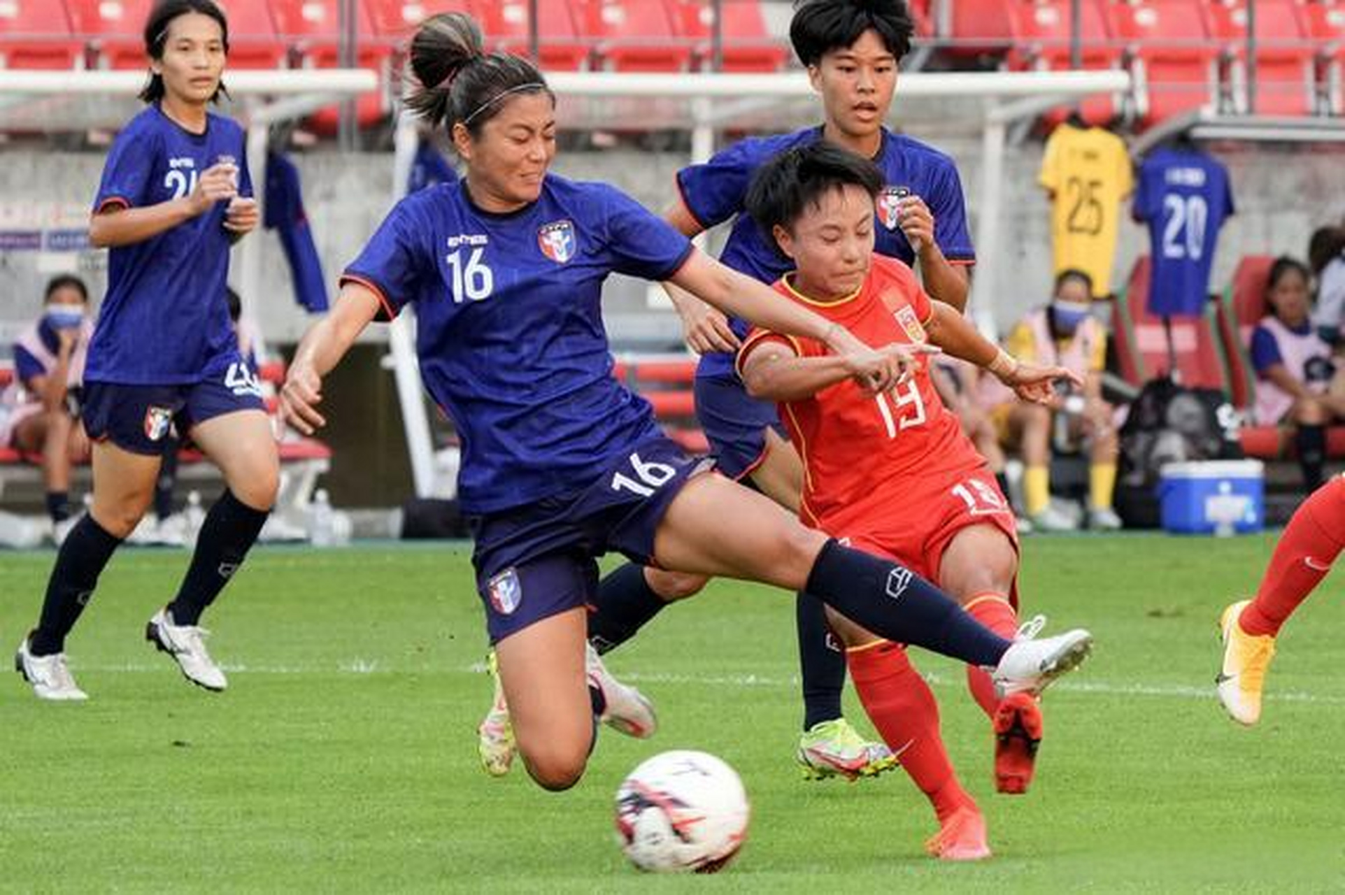 国内女足比赛燃烧着激情